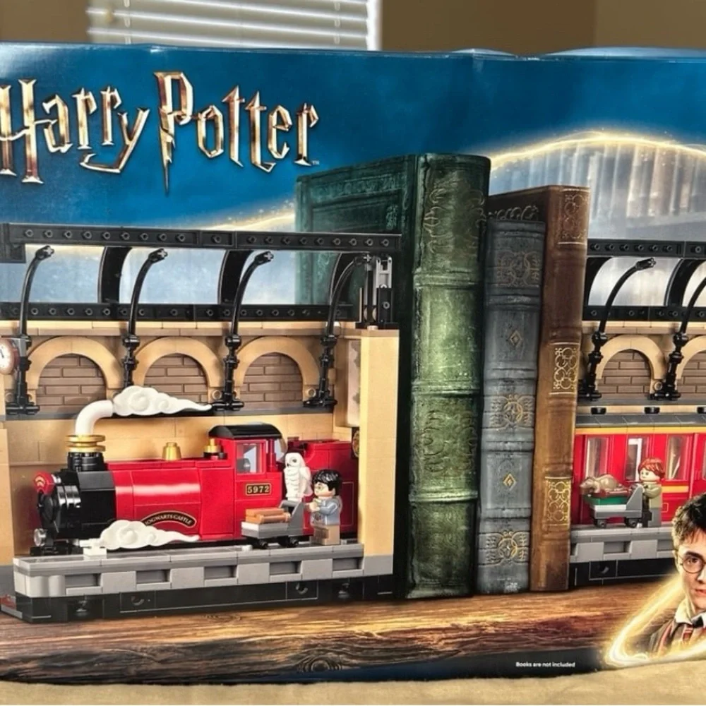 LEGO Harry Potter Book Nook: Hogwarts Express 76450